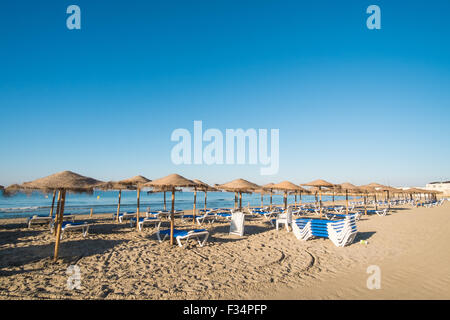 Sunny inizio estate mattina sulla Santa Pola beach resort, Costa Blanca, Spagna Foto Stock