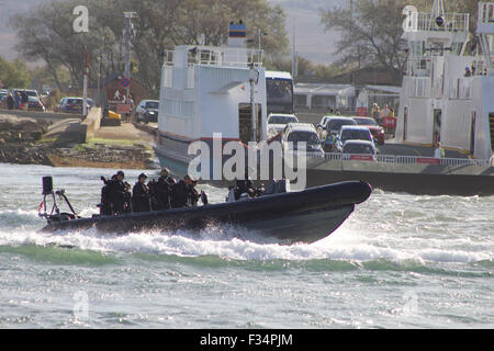 Poole, Regno Unito. Il 29 settembre 2015. Curiosi Watch Special Boat services (Marina equivalente del SAS) ritorno alla loro base da un paracadute in mare e la raccolta di esercizio intorno al porto di Poole. La squadra elite restituiti alla loro base alla Caserma Hamworthy tra barene e Shell Bay (vicino a Studland), Dorset. Credito: Glenn Sontag / Alamy Live News Foto Stock