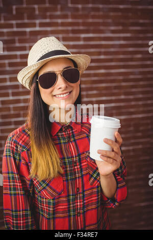 Bella hipster con caffè usa e getta Foto Stock