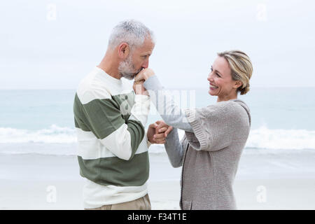 Romantica baciare man mano womans Foto Stock