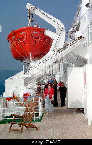 AJAXNETPHOTO - oct, 2006. - Crociera - CUNARD NAVE PASSEGGERI QE2 coperta, lato a tribordo. Foto:JONATHAN EASTLAND/AJAX REF:P61410 8893 Foto Stock