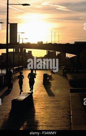 Glasgow, Scotland, Regno Unito. 29Sep, 2015. Le luci del tramonto fino Glasgow lungo il fiume Clyde scontornamento il Kingston Bridge e la gente a piedi e di esercitare nella sunshine Credito: Tony Clerkson/Alamy Live News Foto Stock