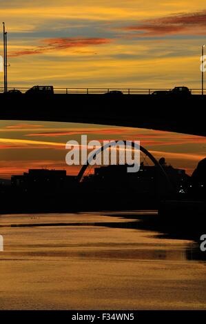 Glasgow, Scotland, Regno Unito. 29Sep, 2015. Le luci del tramonto fino Glasgow lungo il fiume Clyde scontornamento il Kingston Bridge e il Clyde Arc, conosciuto localmente come il Ponte Squinty Credito: Tony Clerkson/Alamy Live News Foto Stock