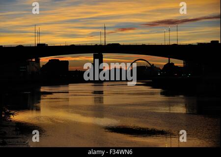 Glasgow, Scotland, Regno Unito. 29Sep, 2015. Le luci del tramonto fino Glasgow lungo il fiume Clyde scontornamento il Kingston Bridge e il Clyde Arc, conosciuto localmente come il Ponte Squinty Credito: Tony Clerkson/Alamy Live News Foto Stock