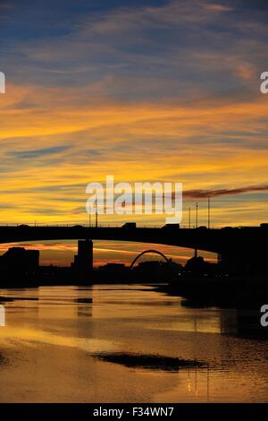 Glasgow, Scotland, Regno Unito. 29Sep, 2015. Le luci del tramonto fino Glasgow lungo il fiume Clyde scontornamento il Kingston Bridge e il Clyde Arc, conosciuto localmente come il Ponte Squinty Credito: Tony Clerkson/Alamy Live News Foto Stock