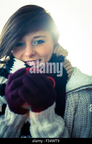 Donna attraente indossando vestiti caldi Foto Stock