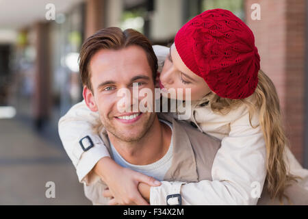 Ragazza Piggy-backing sul suo fidanzato Foto Stock