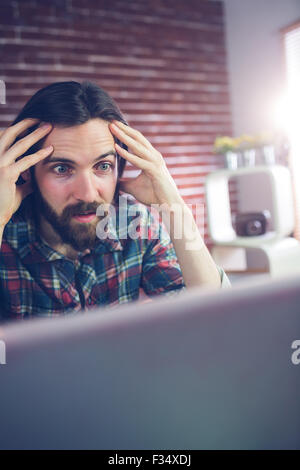 Scioccato imprenditore con testa in mano Foto Stock