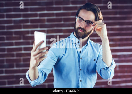 Uomo bello di scattare una foto di se stesso Foto Stock