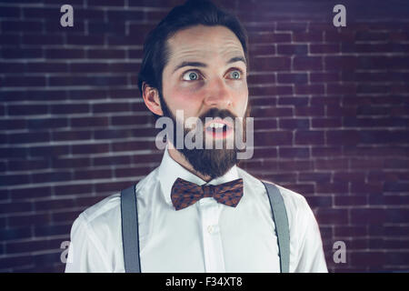 Confuso l uomo che guarda lontano Foto Stock