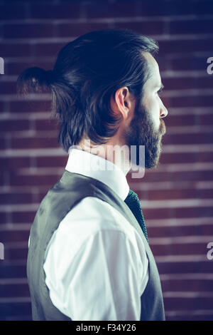 Una vista laterale di un uomo barbuto Foto Stock
