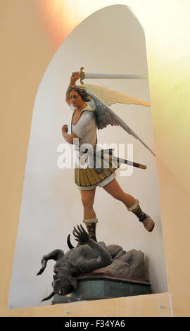 Statua di San Michele Quando sconfiggeva Satana. Cattedrale di Shkodër, Katedralja e Shkodrës, St Stephen's Cattedrale Cattolica, Kisha e Madhe Foto Stock