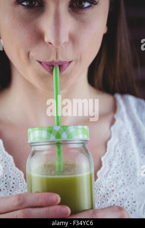 Pretty Woman sorseggiate il succo verde Foto Stock