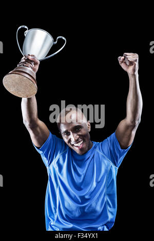 Ritratto di felice sportivo tifo tenendo trophy Foto Stock