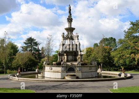Un prominente punto di riferimento a Glasgow il Kelvingrove Park, la Stewart fontana commemorativa è stata commissionata per commemorare Lord Provost Robert Stewart Foto Stock
