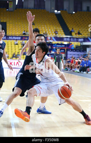 Changsha, Cina. 29Sep, 2015. Wai Kong Au-Yeung (HKG), Makoto Hiejima (JPN) Basket : 2015 FIBA Asia Championship per gli uomini del gruppo E match tra Giappone 89-62 Hong Kong a Changsha lavoro sociale del collegio la palestra in Changsha, Cina . © Yoshio Kato/AFLO/Alamy Live News Foto Stock
