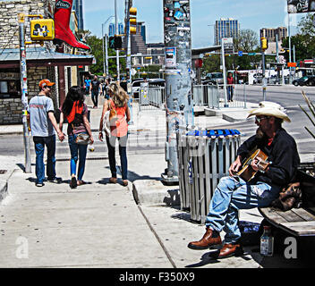 I giovani adulti di shopping in 'SoCo' distretto (Sud) Congresso di Austin, Texas Foto Stock