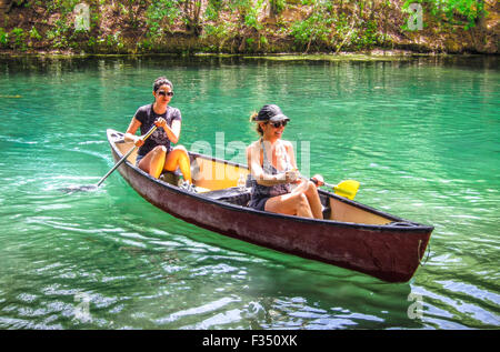 In canoa sul Barton Creek, un affluente che alimenta il fiume Colorado che scorre attraverso il Texas Hill Country di Austin, Texas. Foto Stock