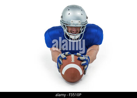 Giocatore di football americano che si allunga verso la sfera Foto Stock