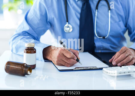 Immagine ritagliata di maschio medico documento di scrittura in ospedale Foto Stock