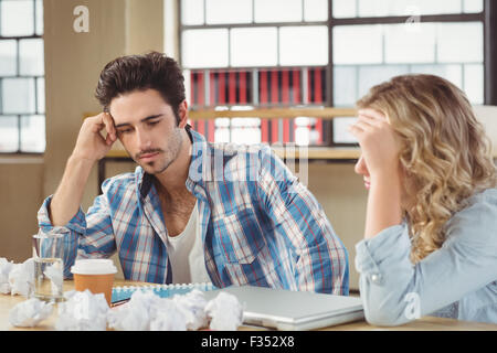 Tesi i colleghi in ufficio Foto Stock