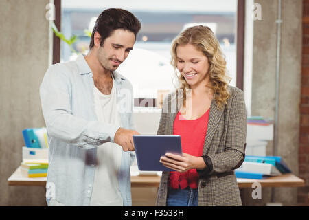 La gente di affari rivolto verso il digitale compressa in office Foto Stock