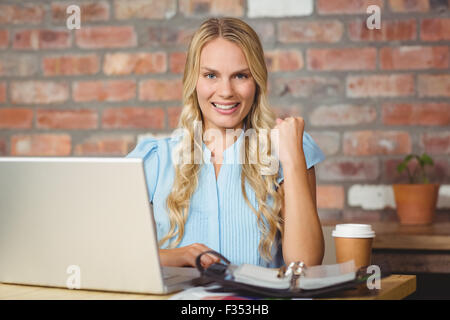 Ritratto di felice imprenditrice seduta Foto Stock