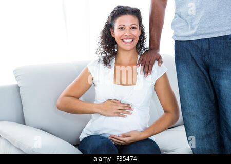 Ritratto di donna incinta con il marito Foto Stock