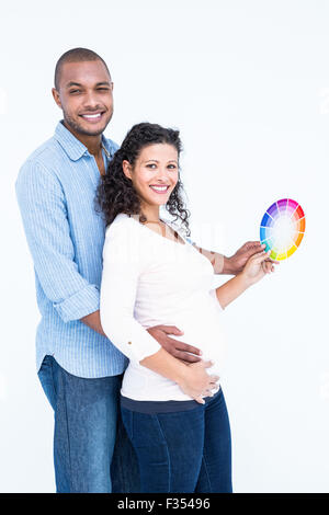 Ritratto del marito sorridente con la moglie tenendo la ruota dei colori Foto Stock