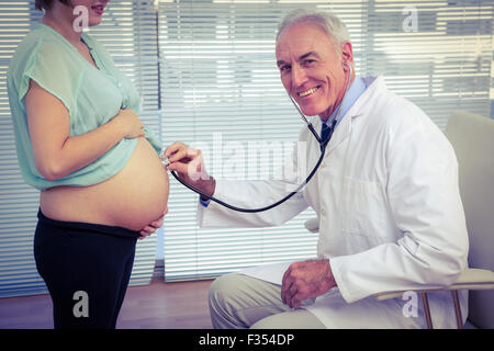 Ritratto di medico di esaminare la donna incinta Foto Stock