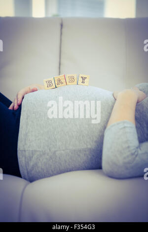 Sezione mediana della donna incinta con blocchi di legno Foto Stock