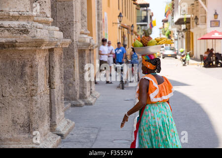 CARTAGENA - Settembre 13th: Fruttivendola in abito tradizionale su settembre 13th, 2015 a Cartagena, Colombia. Cartagena è t Foto Stock