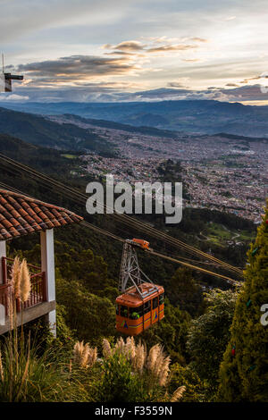 Mount Monserrate che domina il centro di Bogotà, Colombia. Foto Stock