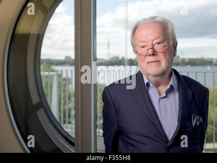 Amburgo, Germania. 29Sep, 2015. Pubblicista tedesco Manfred Bissinger pone nel suo ufficio di Amburgo, Germania, 29 settembre 2015. Bissinger celebra il suo settantacinquesimo compleanno il 5 ottobre 2015. Foto: Axel Heimken/dpa/Alamy Live News Foto Stock