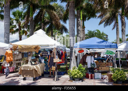 Fort ft. Pierce Florida, Marina Square, Gazebo Park, Farmers Market, stand, bancarelle, shopping shopper shopping negozi di mercato mercati di acquisto Foto Stock