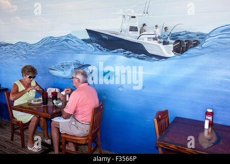 Fort ft. Pierce Florida, City Marina, Original Tiki Bar & Restaurant, frutti di mare, ristorante ristoranti cibo ristoranti mangiare fuori caffè caffè bistrot, interno Foto Stock