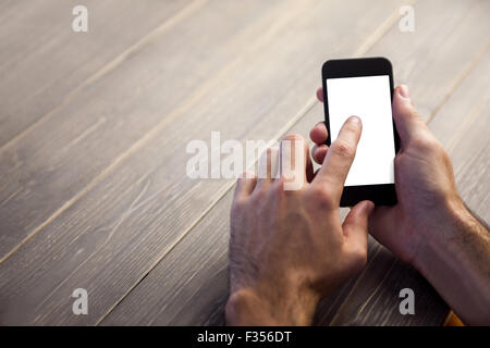 Immagine ritagliata della persona utilizza lo smartphone Foto Stock