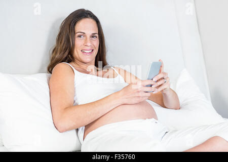 Ritratto di donna utilizzando il telefono cellulare Foto Stock