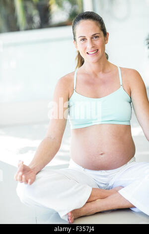 Ritratto di donna felice a praticare yoga Foto Stock