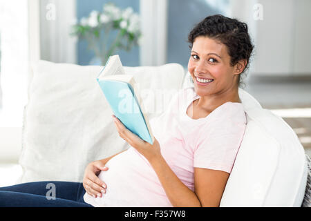 Ritratto di donna incinta libro di lettura Foto Stock