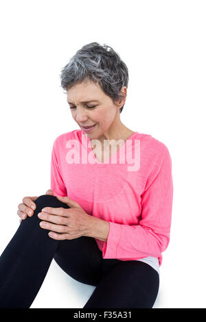 Donna matura che soffrono di dolore al ginocchio Foto Stock