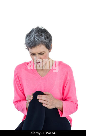 Donna che soffrono di dolore al ginocchio Foto Stock