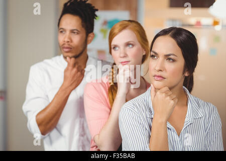 La gente di affari di pensare in ufficio Foto Stock