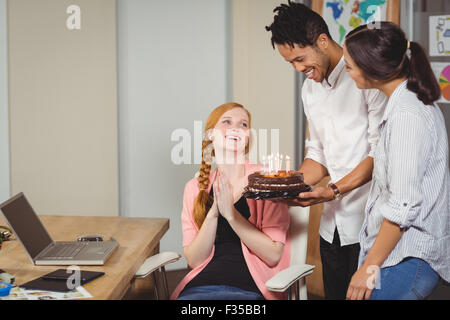 La gente di affari festeggia il compleanno di un collega Foto Stock