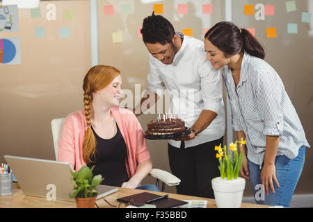 Happy business donna festeggia il compleanno Foto Stock