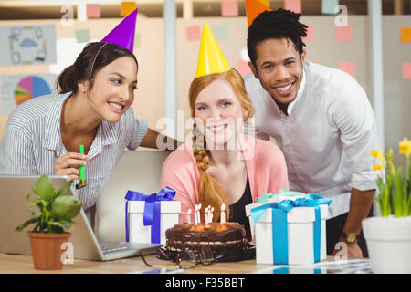 Imprenditrice festeggia il compleanno con i colleghi Foto Stock