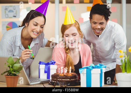 Imprenditrice festeggia il compleanno con i colleghi Foto Stock