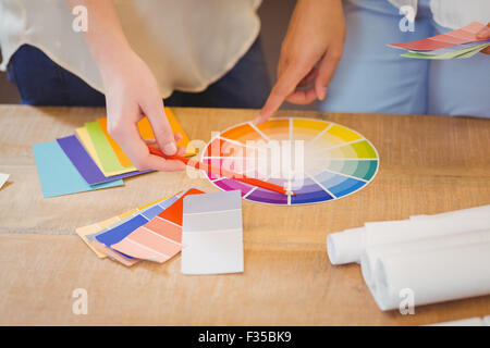 I colleghi rivolta verso i diagrammi di flusso Foto Stock