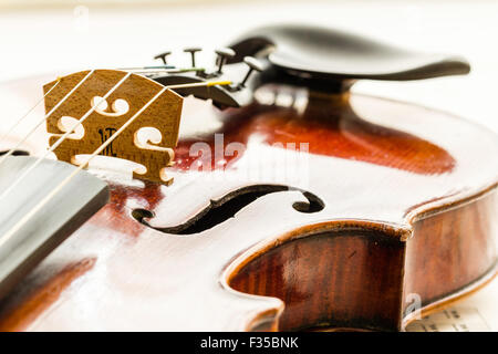 Close up di un Thouvenel, Parigi, violino, 1800, impostare su un fondo di musica del foglio, che mostra il corpo principalmente con il ponte e F-fori, Foto Stock