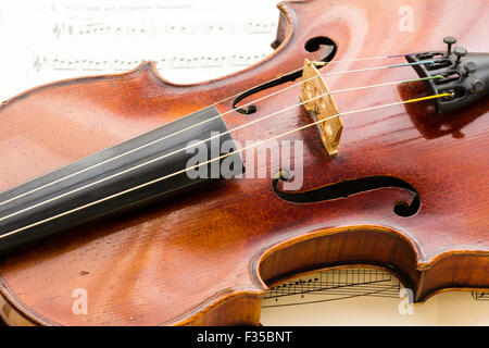 Close up di un Thouvenel, Parigi, violino, 1800, impostare su un fondo di musica del foglio, che mostra il corpo principalmente con il ponte e F-fori, Foto Stock